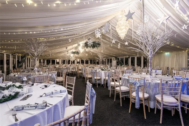 Round tables in silver and white for a Christmas party in the Arboretum