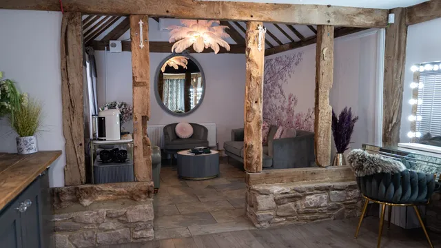 The Blossom suite with its beams and round mirror