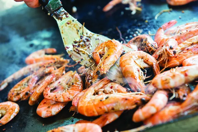 Prawns and shellfish on the grill